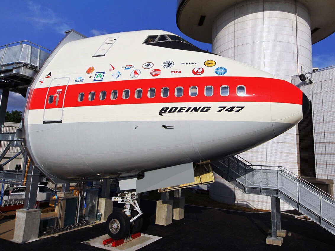 飛行機の大型模型