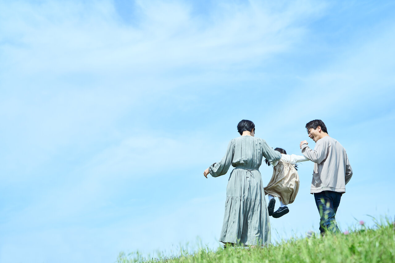 野原を歩くファミリー