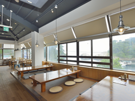 堂ヶ島食堂の開放的な店内