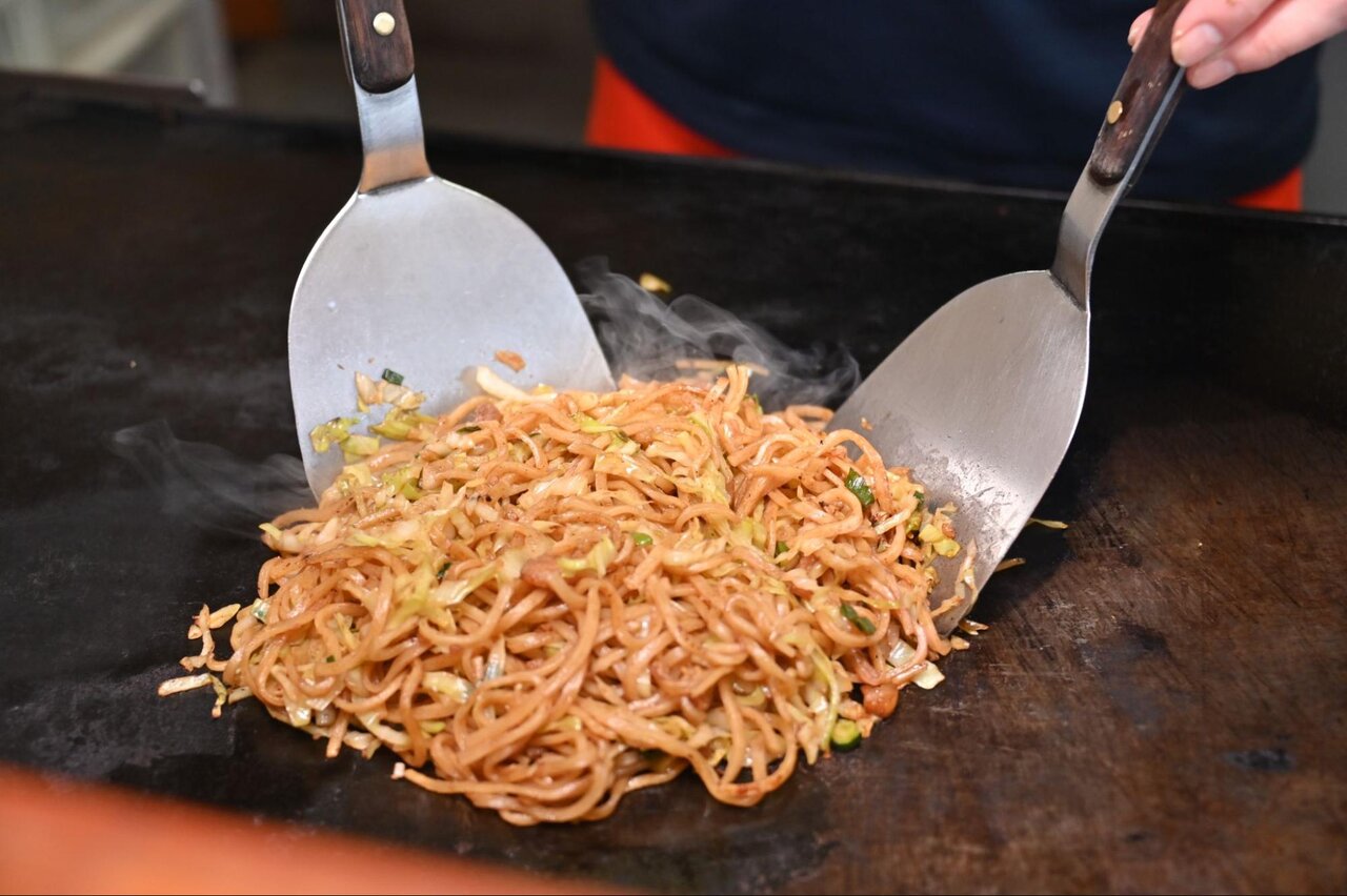 富士宮やきそばを調理する場面