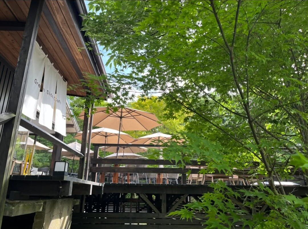 緑に囲まれたGreen Side Cafeのテラス