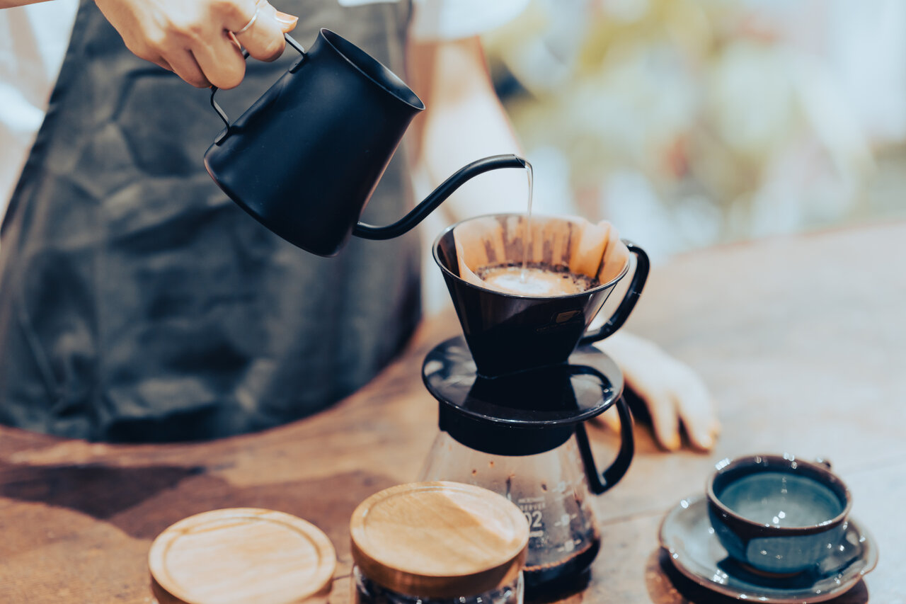コーヒーを淹れるスタッフ