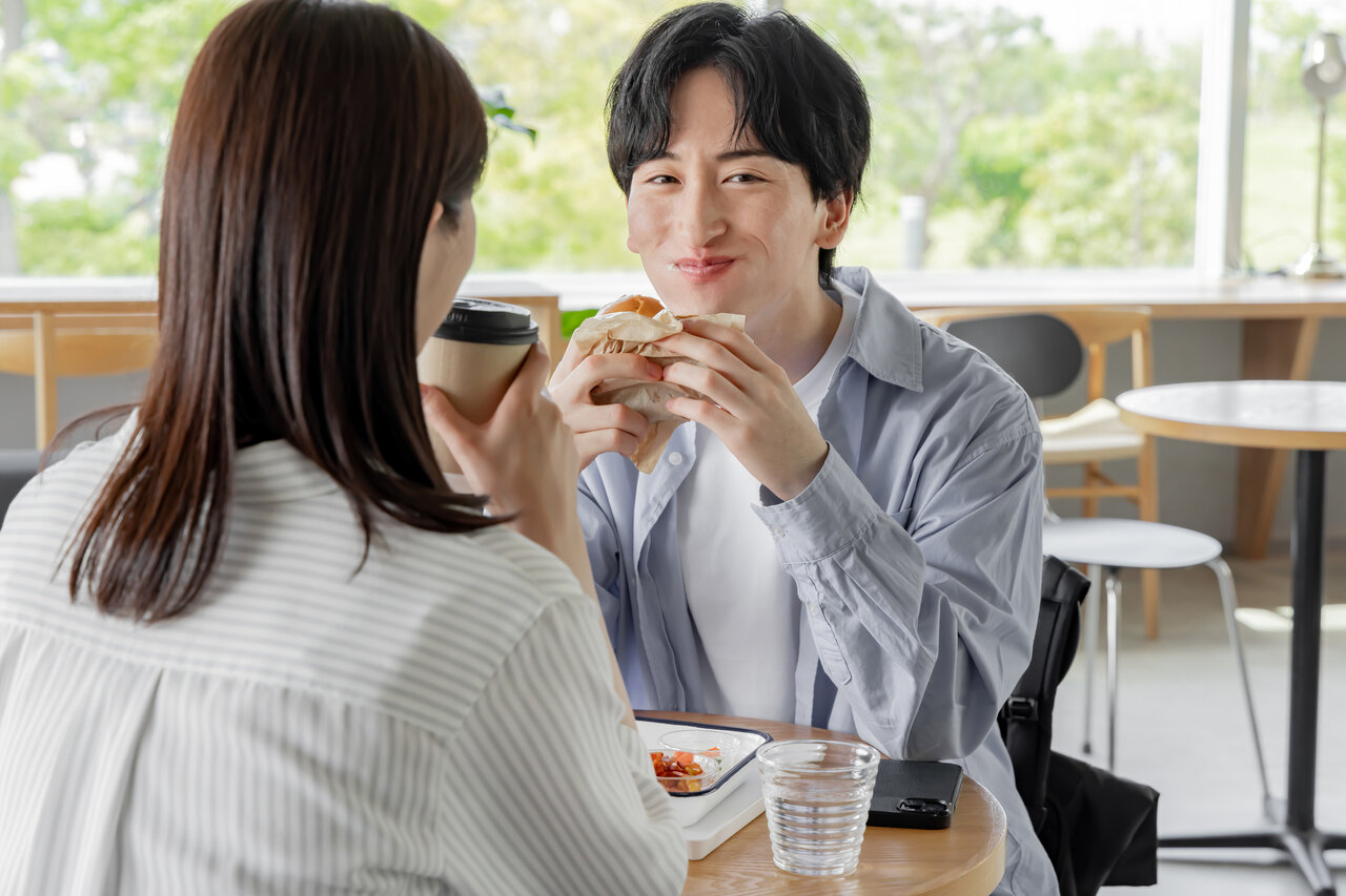 デートを楽しむカップル