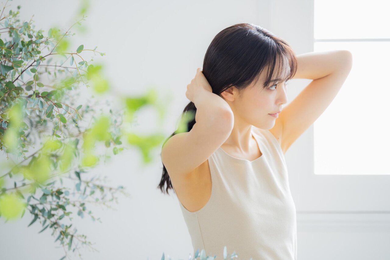 ベージュの下着を着た女性