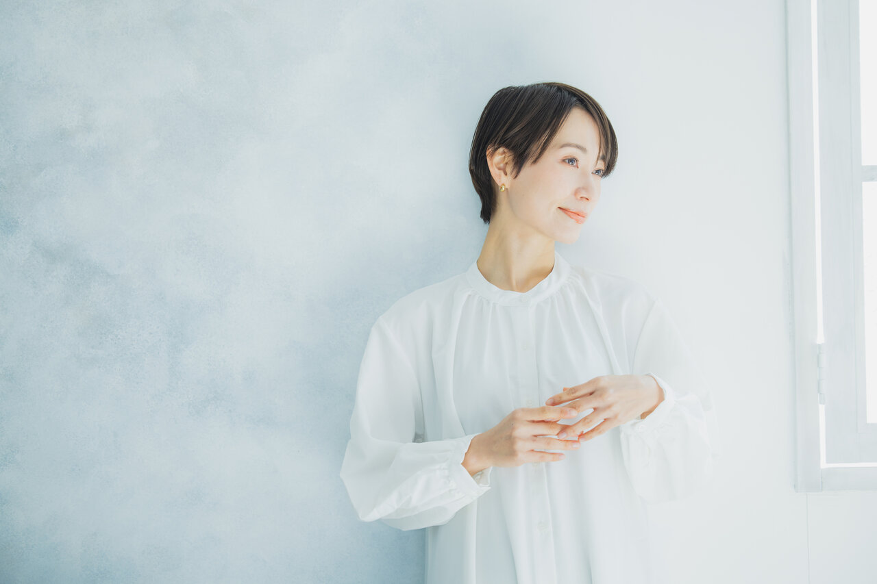 白のブラウスを着た女性