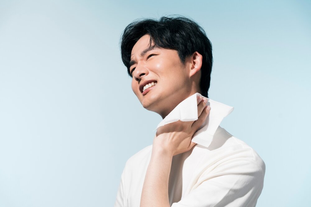 汗を拭く男性