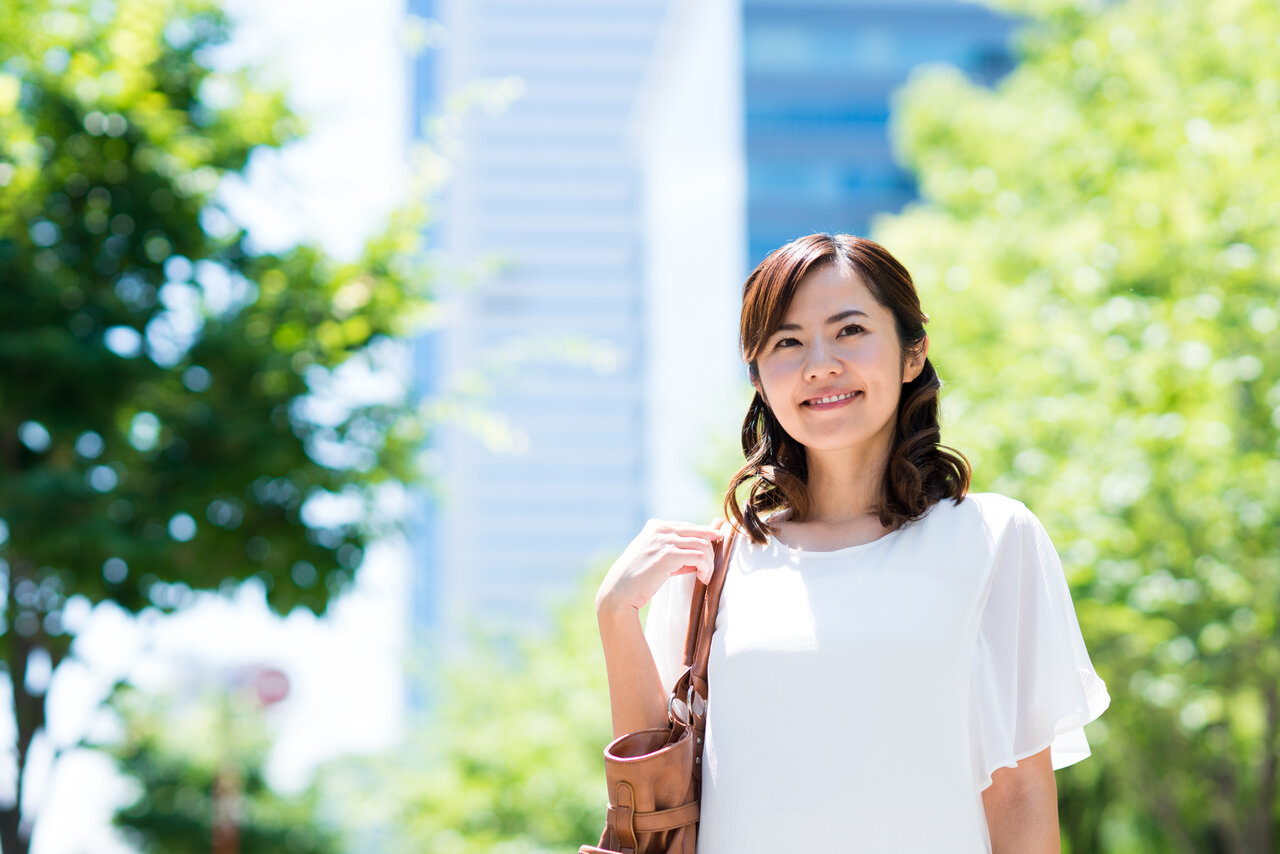 身ごろが二重になっているブラウスを着た女性