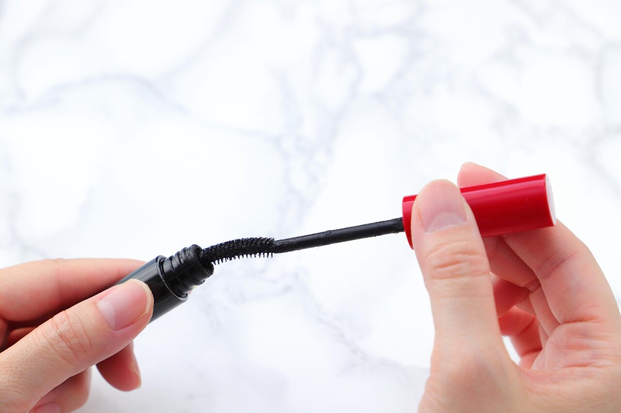 マスカラをつける女性