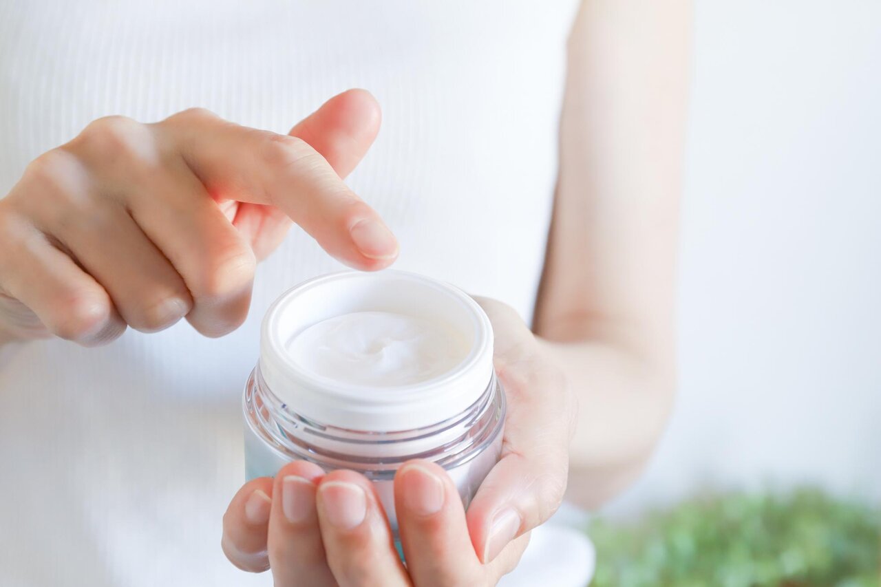 クリームをつける女性