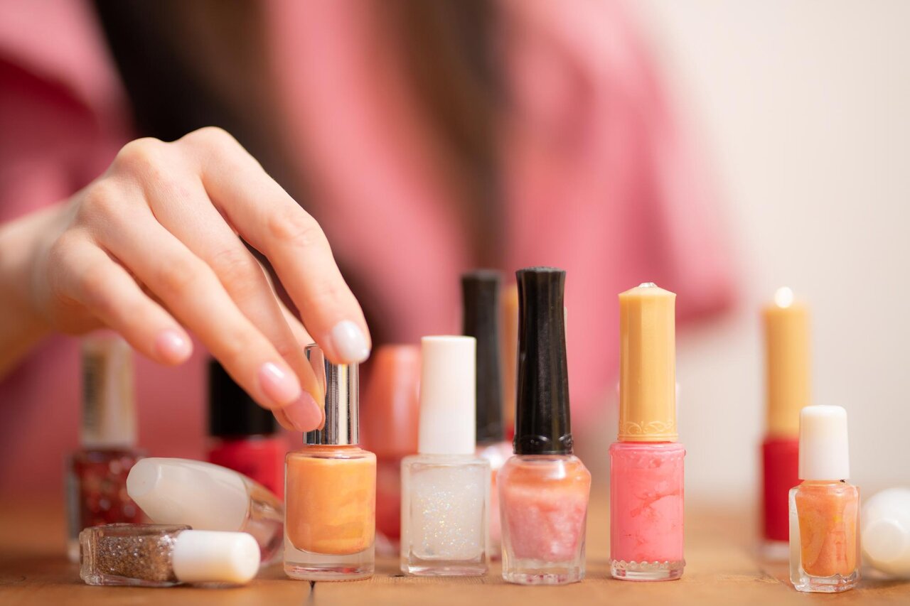 マニキュアを選ぶ女性