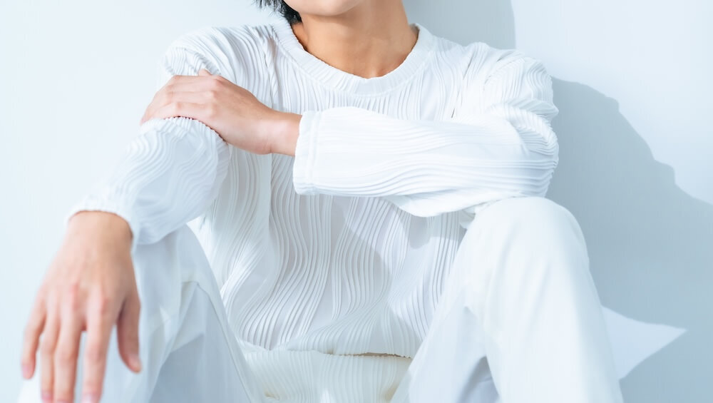 白のワンカラーコーデの男性
