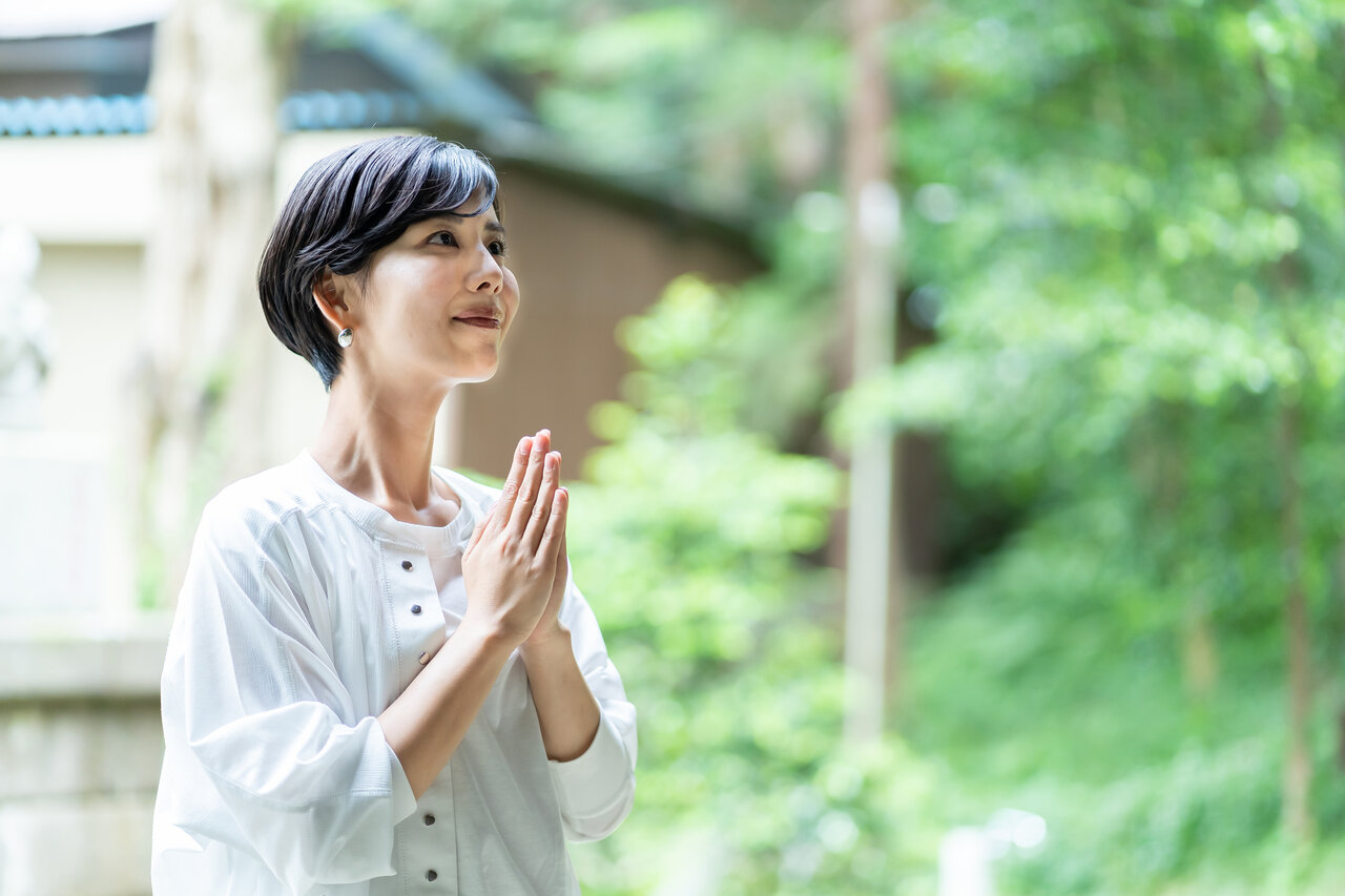 手を合わせる女性