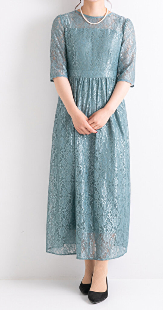 ブルーのレースドレスのコーデ