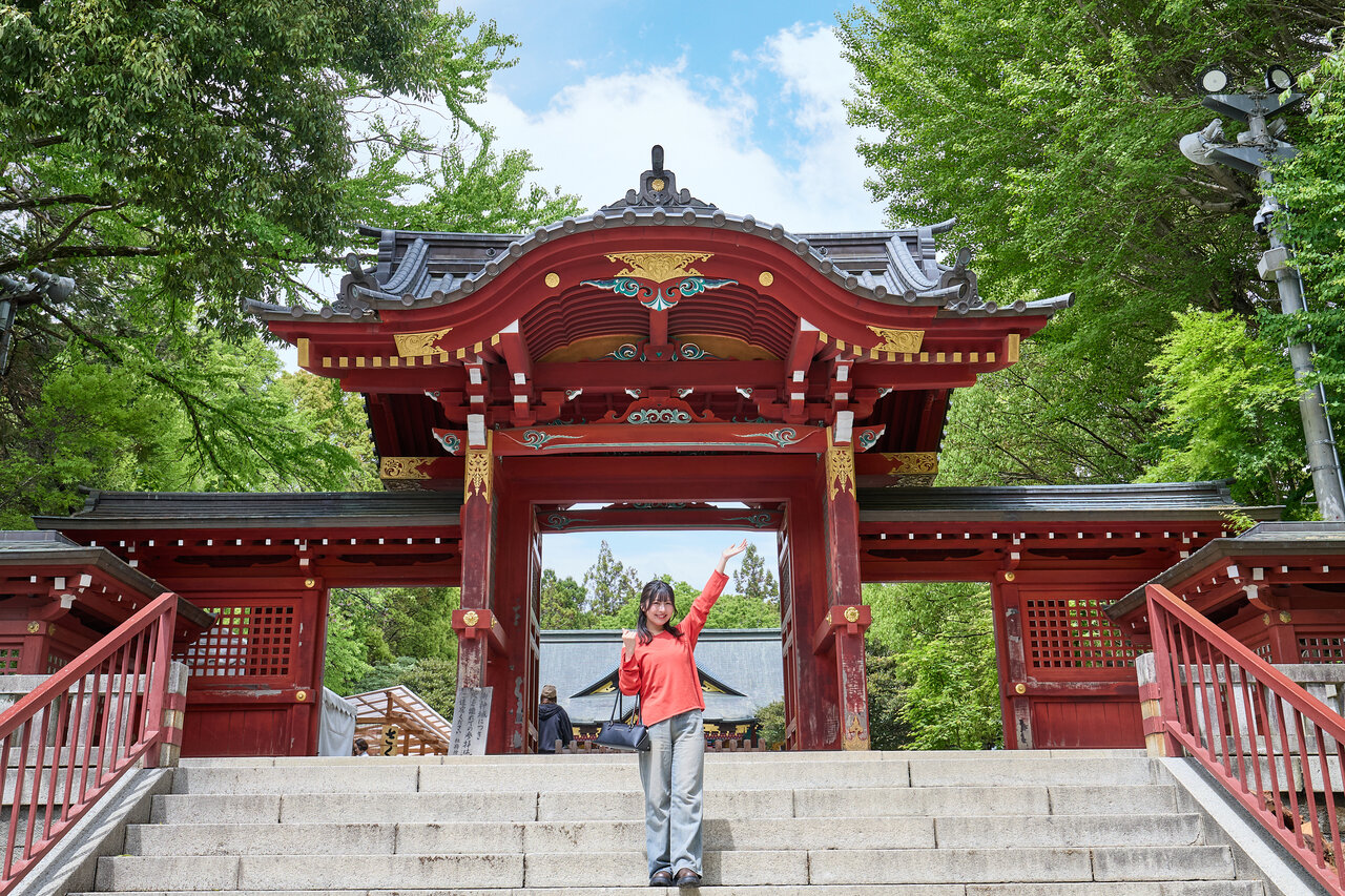 秩父神社の前に立つ女性
