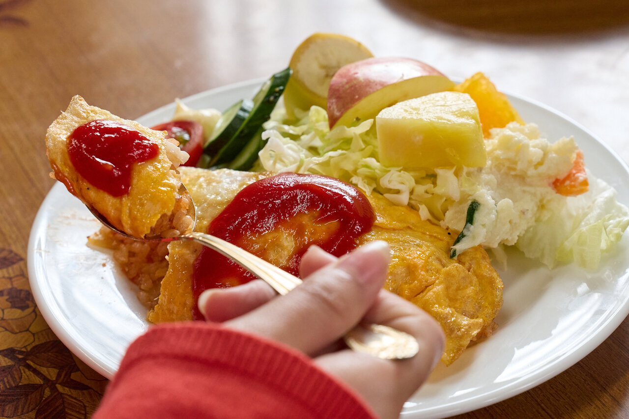 オムライスを食べる女性