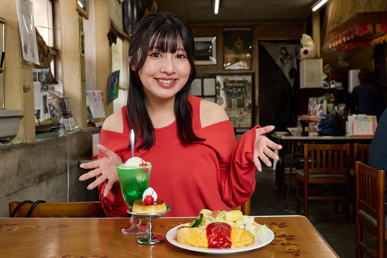 レトロな店内と女性