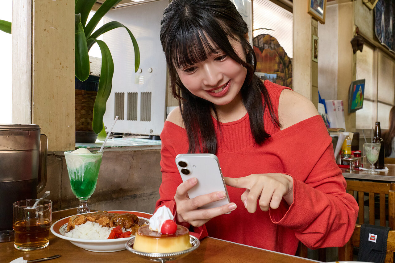 食事の写真を撮る女性