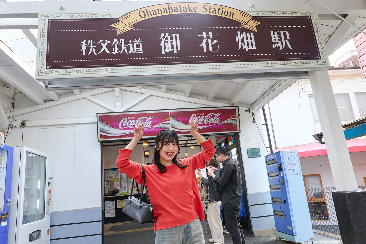 御花畑駅で写真を撮る女性