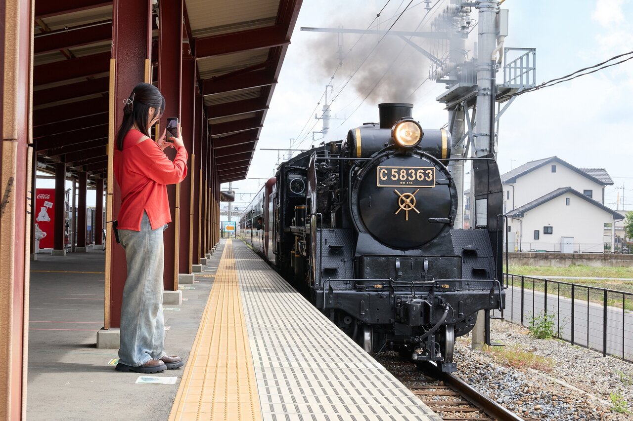 煙を上げる「SLパレオエクスプレス」