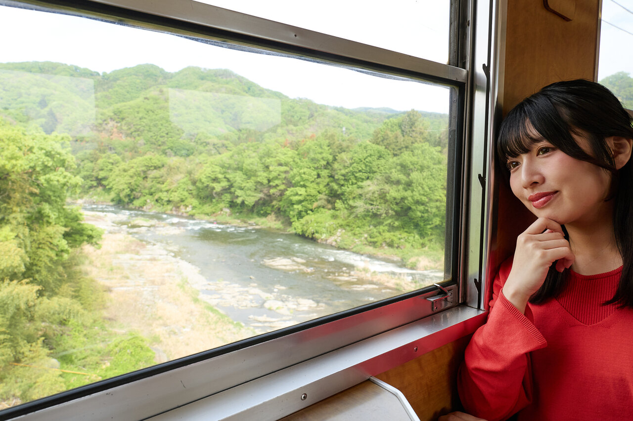 車窓を眺める女性