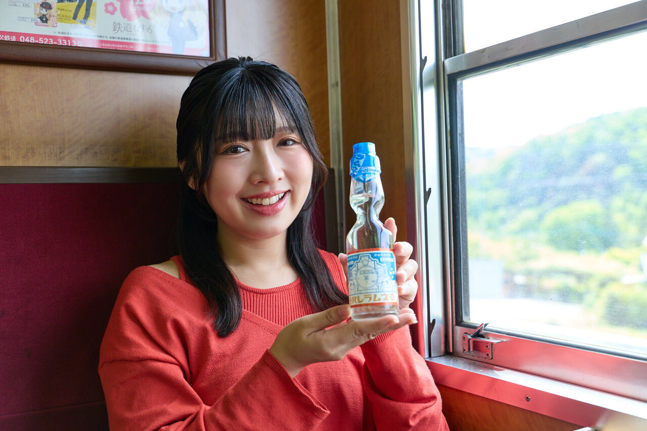 「SLパレオバー」のドリンクを持った女性