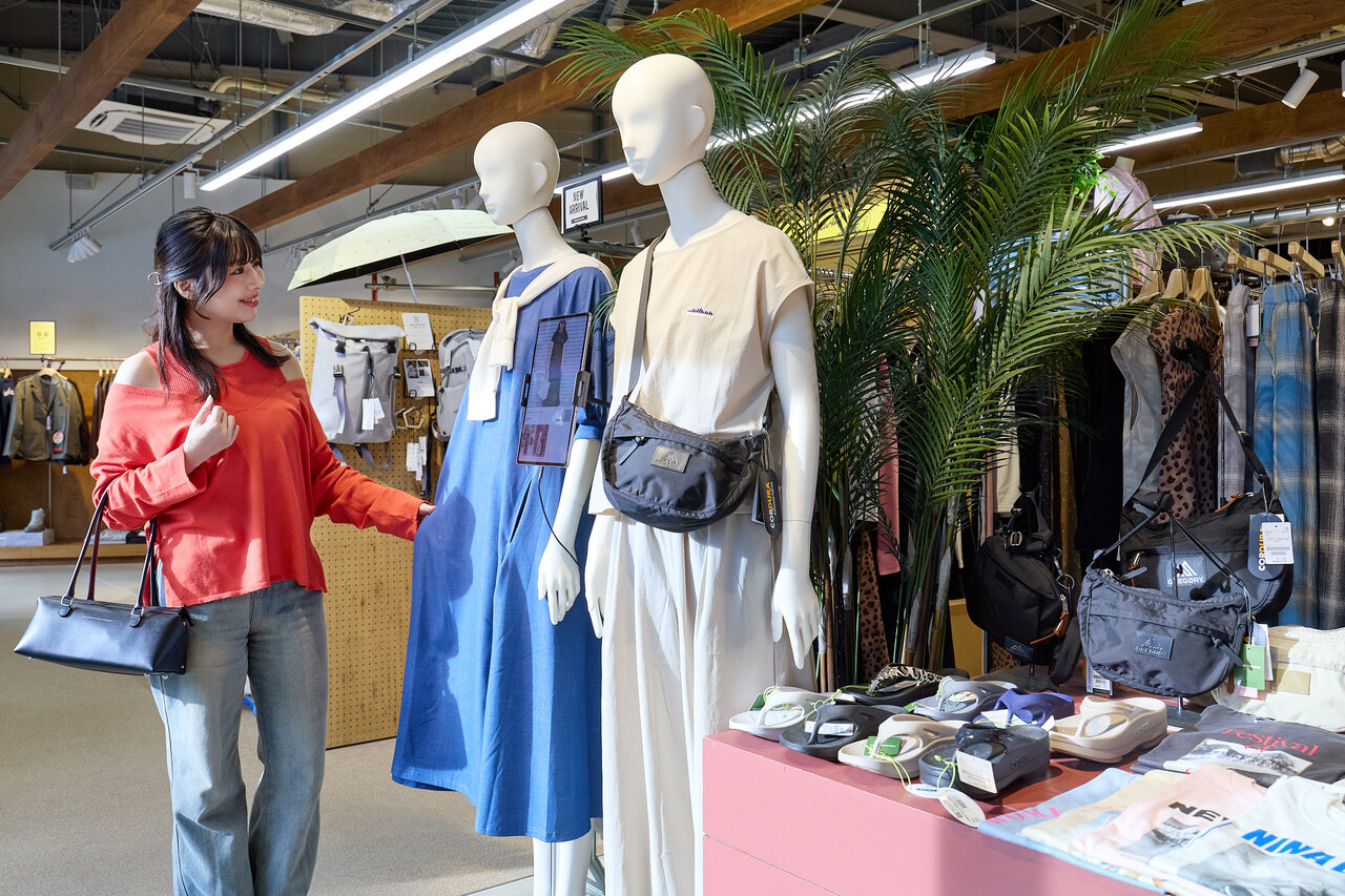Freak's Storeの店内を歩く女性