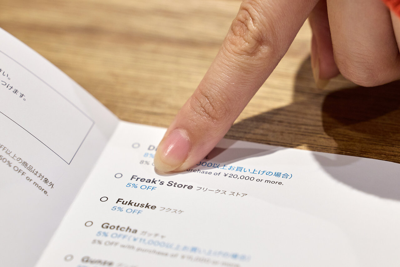 クーポンシートを指さす女性