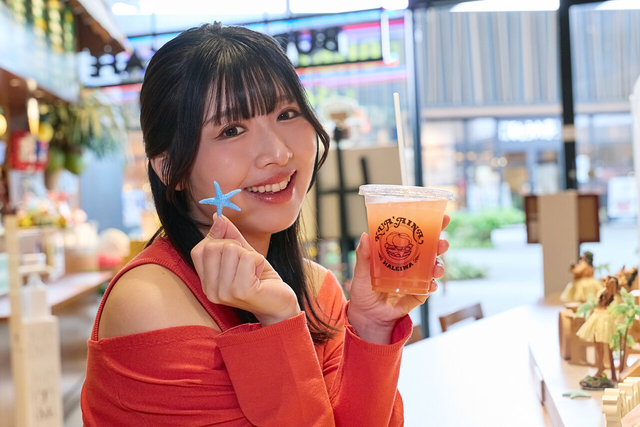 グァバジュースを持った女性
