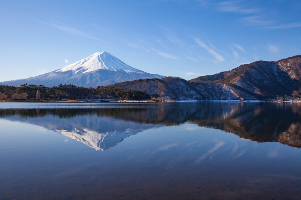 河口湖の水面にうつる富士山