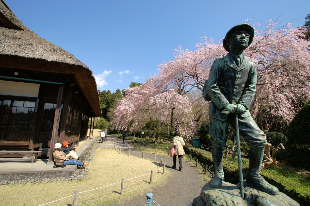 登山服姿の秩父宮殿下の銅像
