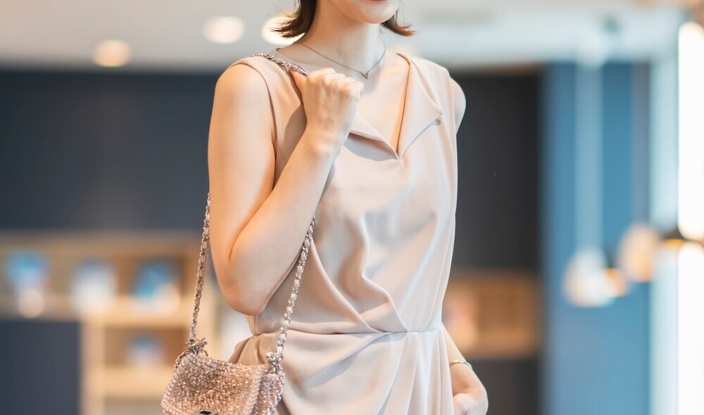 ベージュのオールインワンを着た女性