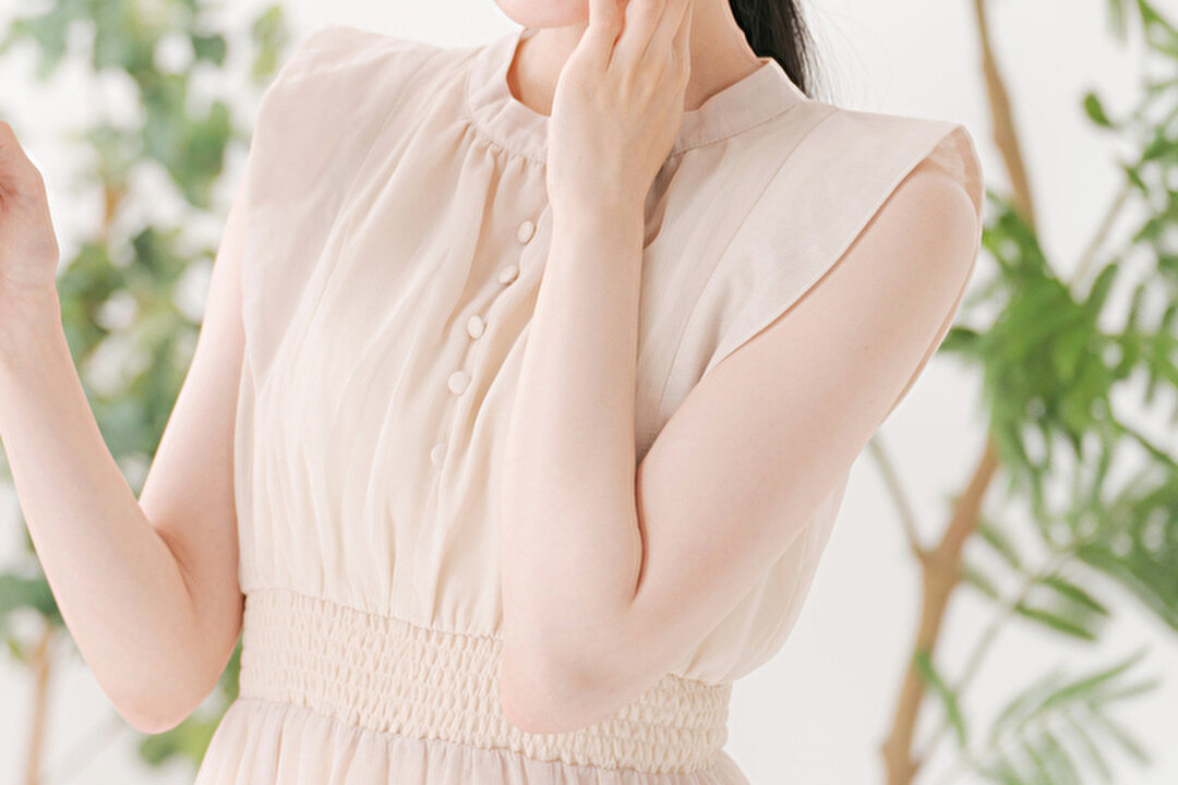ベージュのノースリーブを着た女性