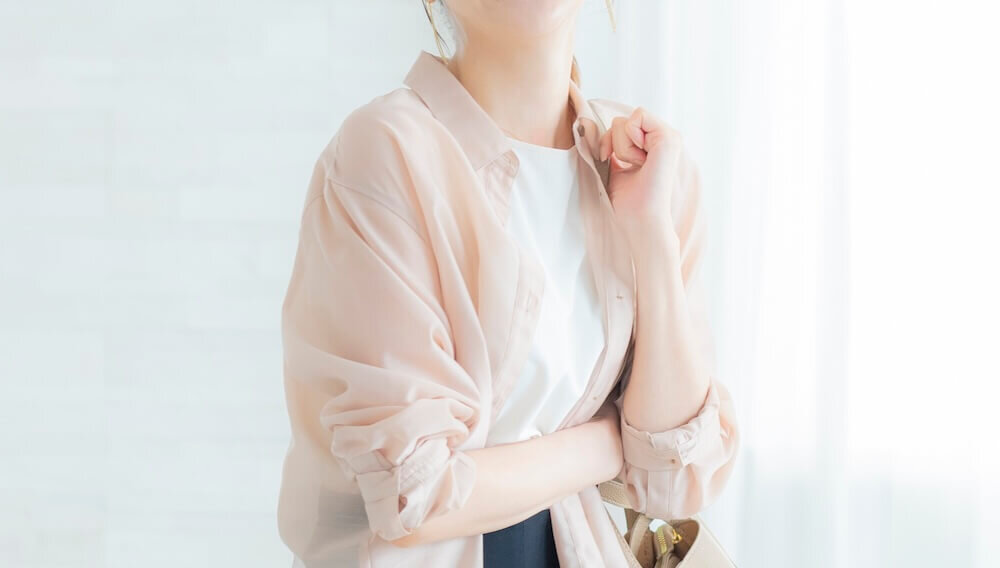 シアーシャツをレイヤードしたコーデ