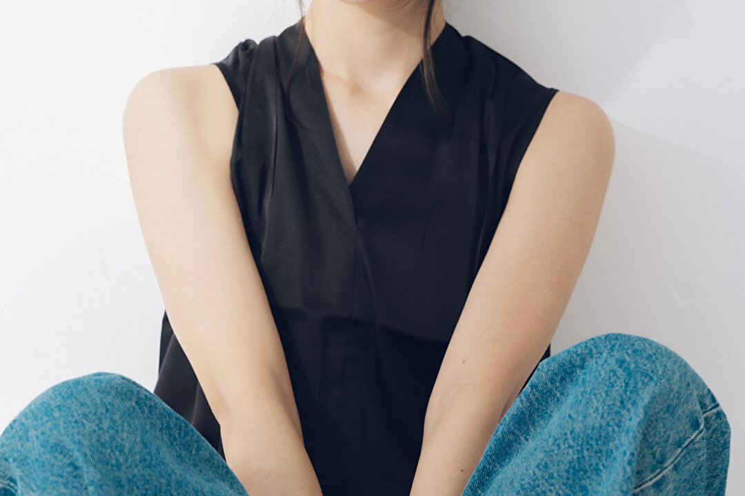黒のノースリーブを着た女性