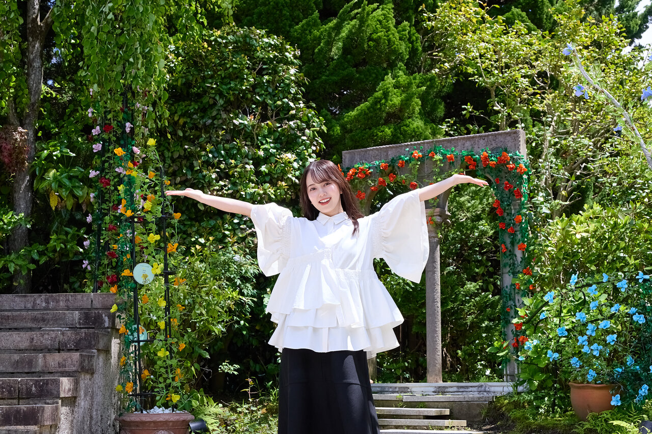手を広げて立つ女性