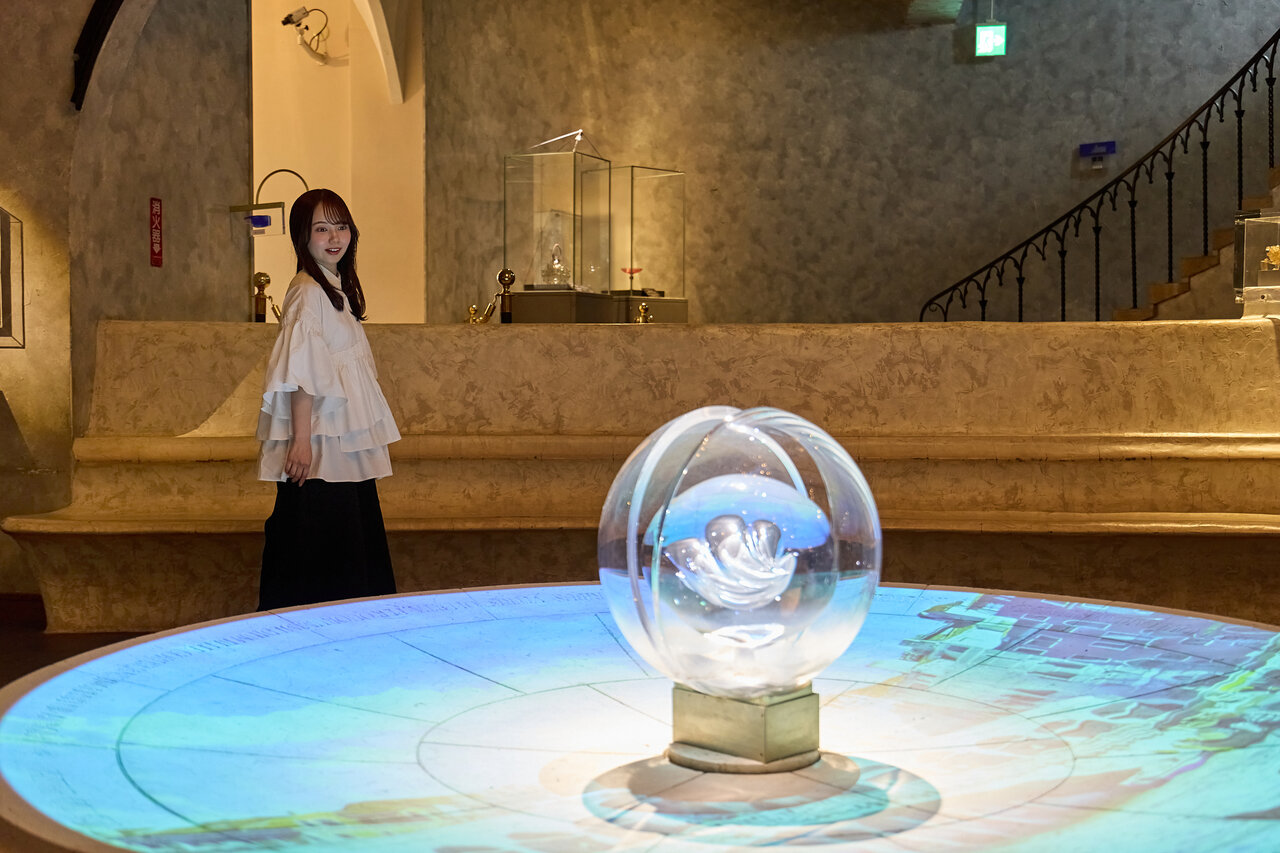 アート鑑賞をする女性