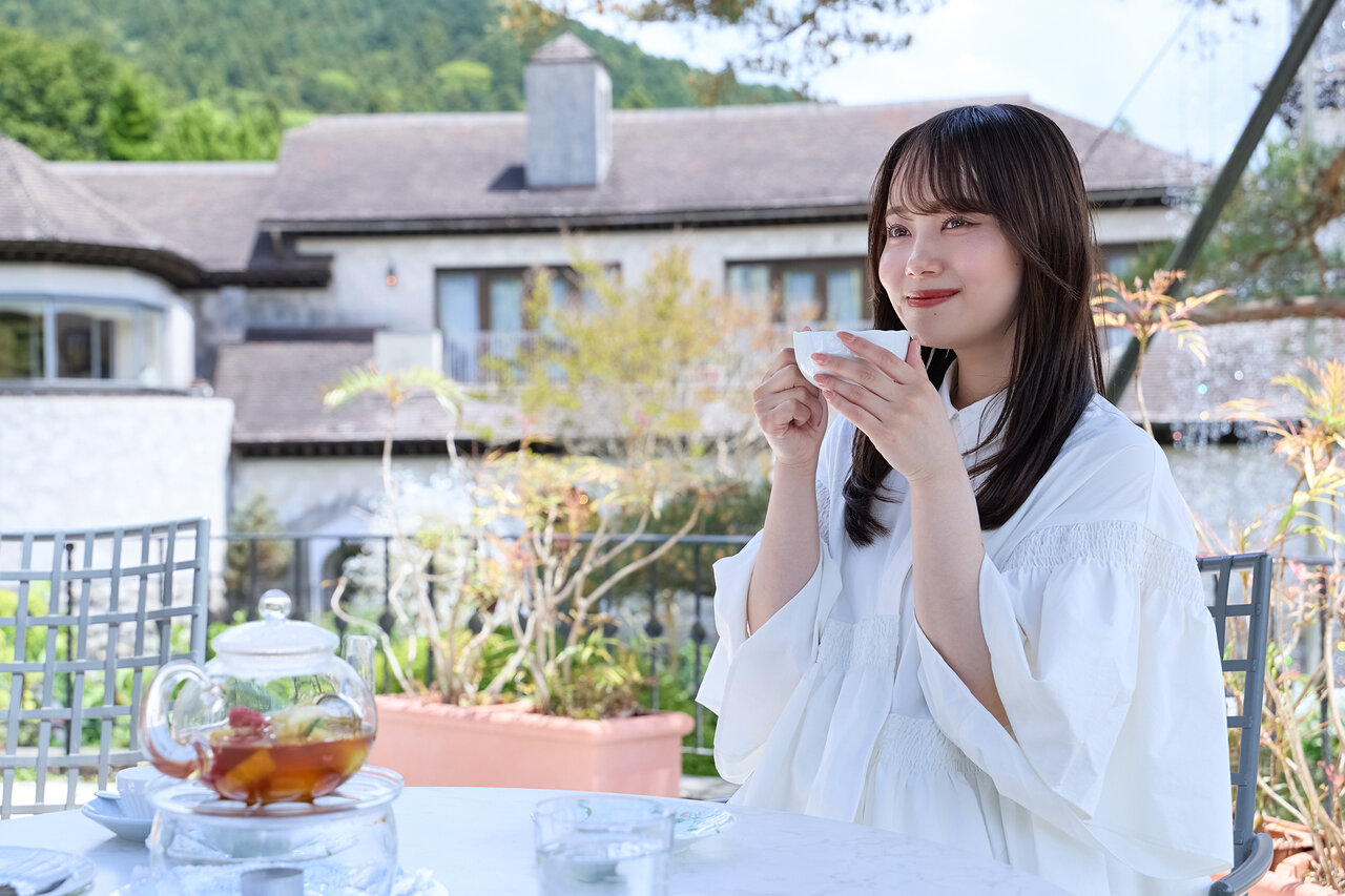 フルーツティーを飲む女性