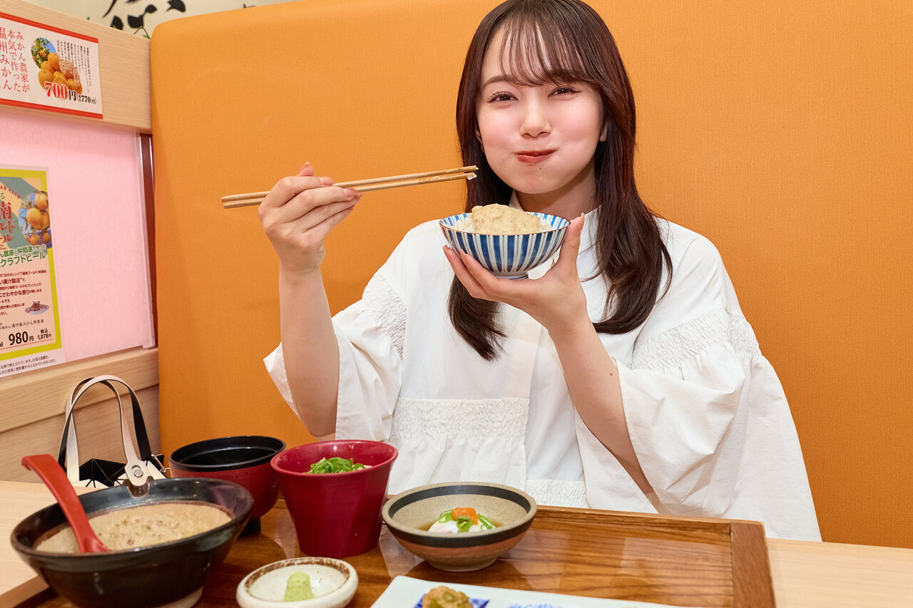 とろろごはんを食べる女性