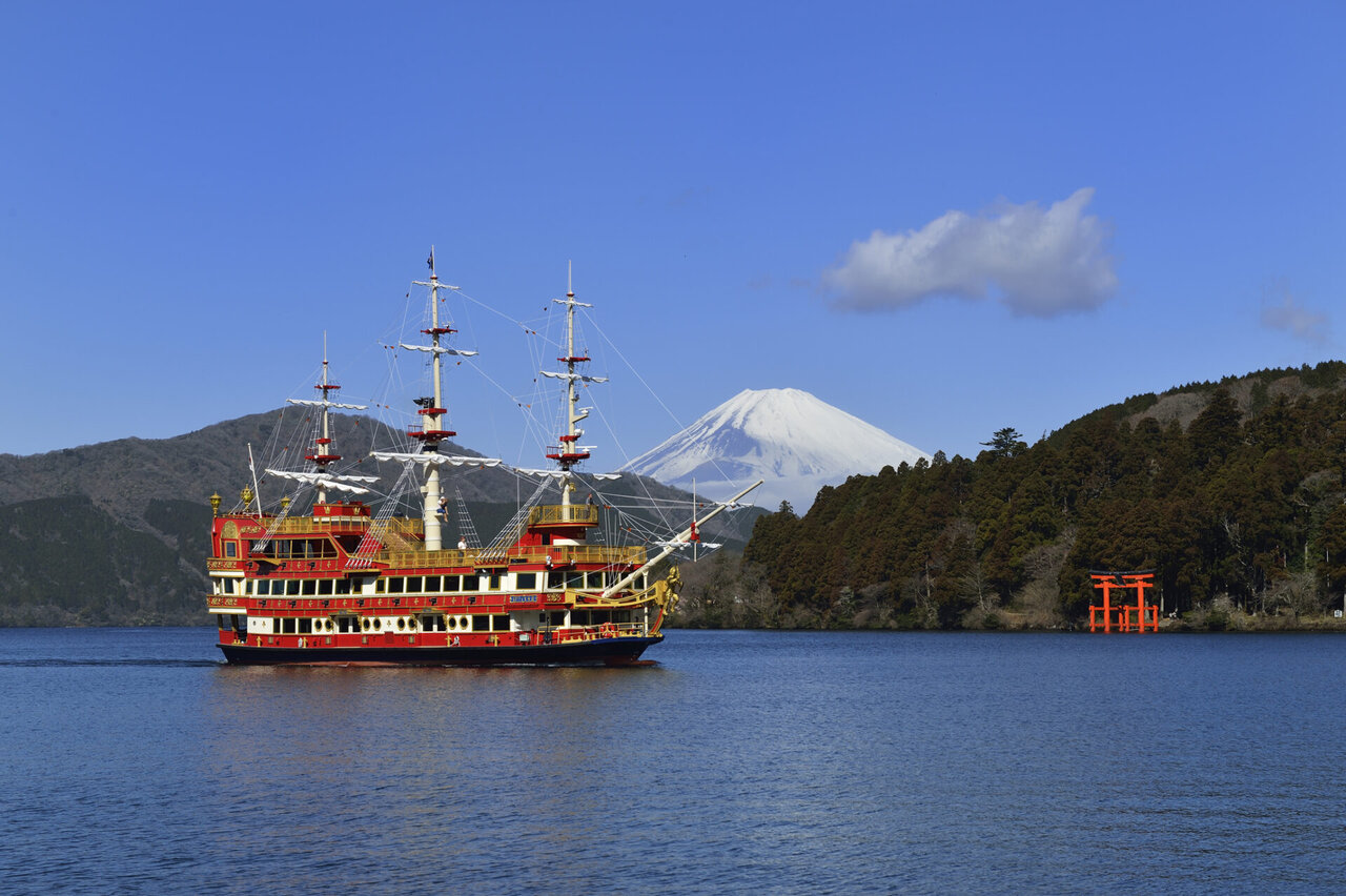 芦ノ湖に浮かぶ箱根海賊船