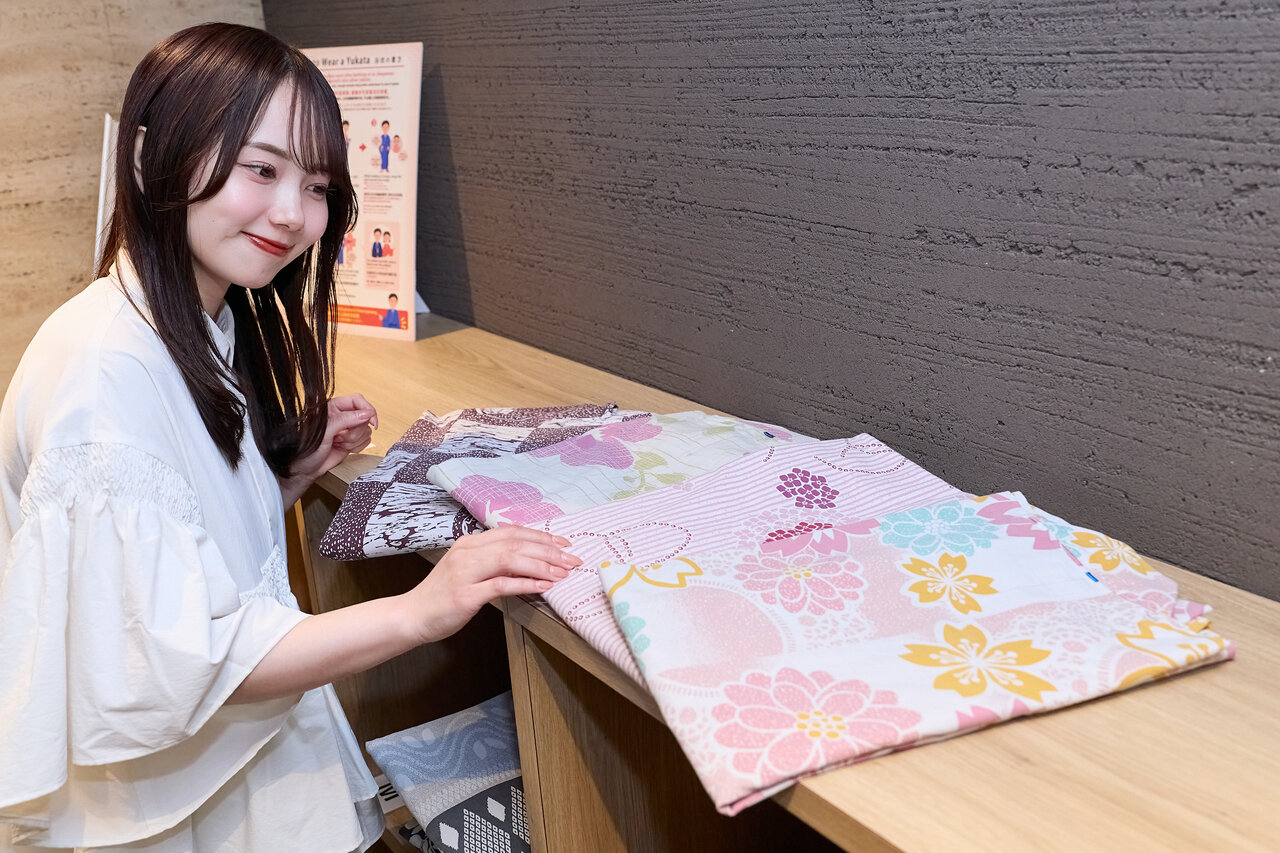 浴衣を選ぶ女性