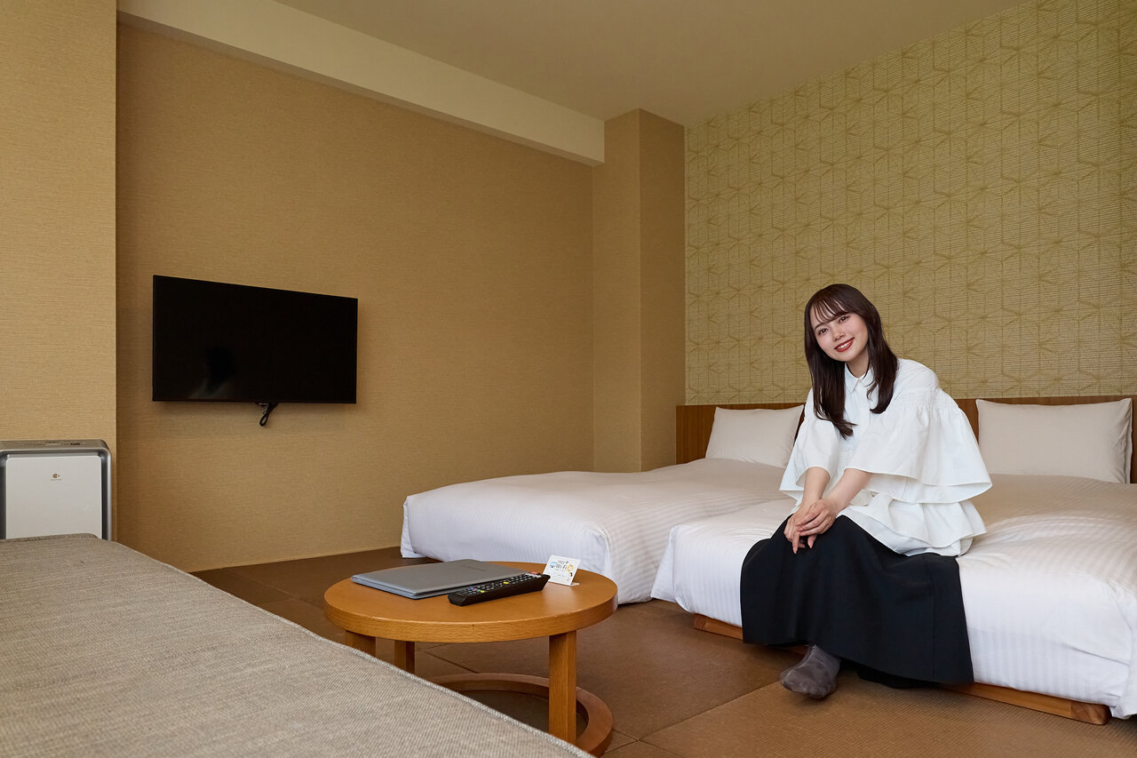 ベッドに座る女性