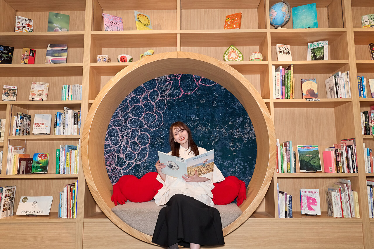 フォトスポットに座る女性