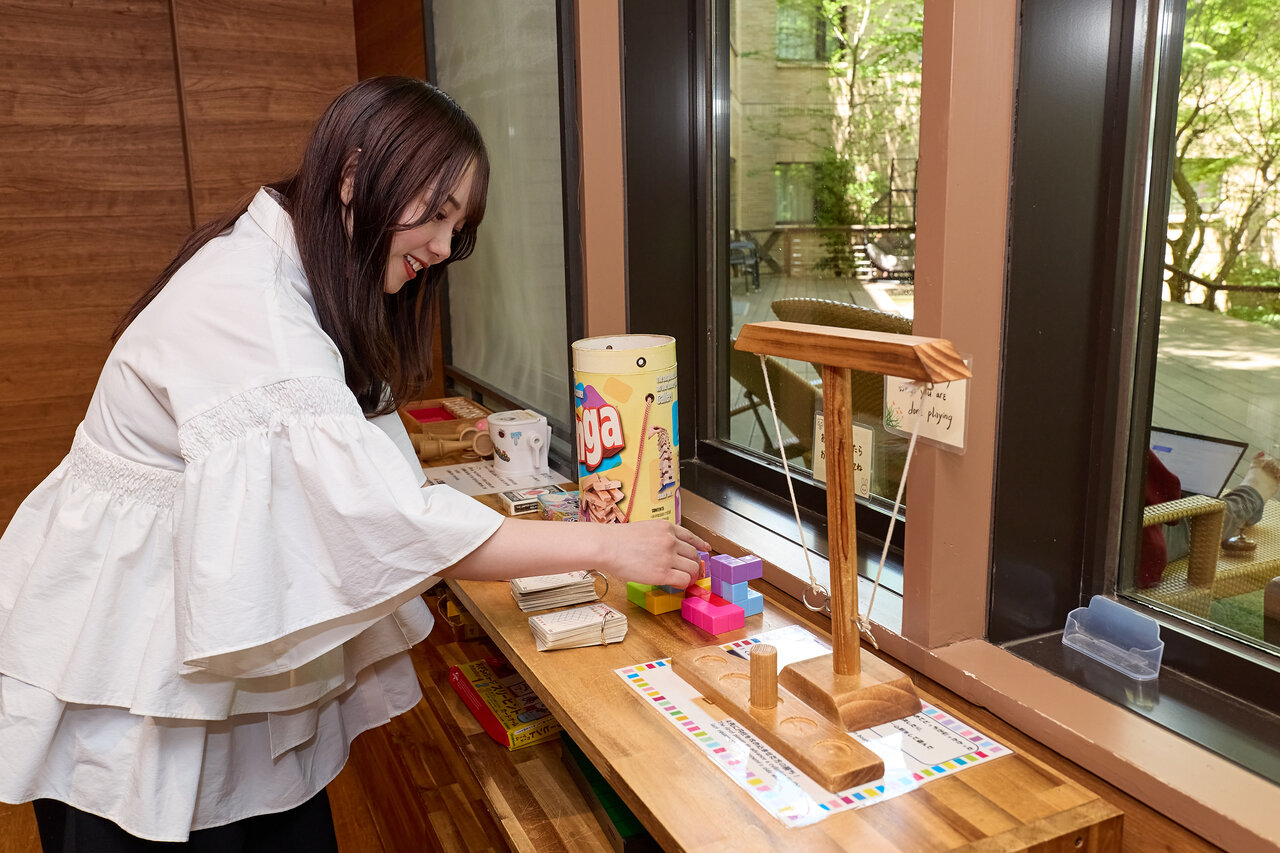 ゲームを眺める女性