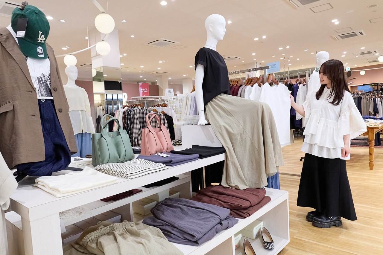 Urban Researchで買い物する女性