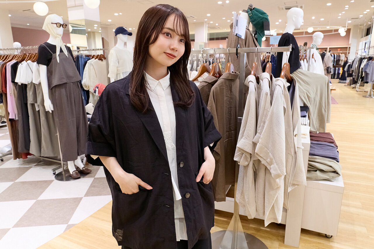 ジャケットを試着した女性