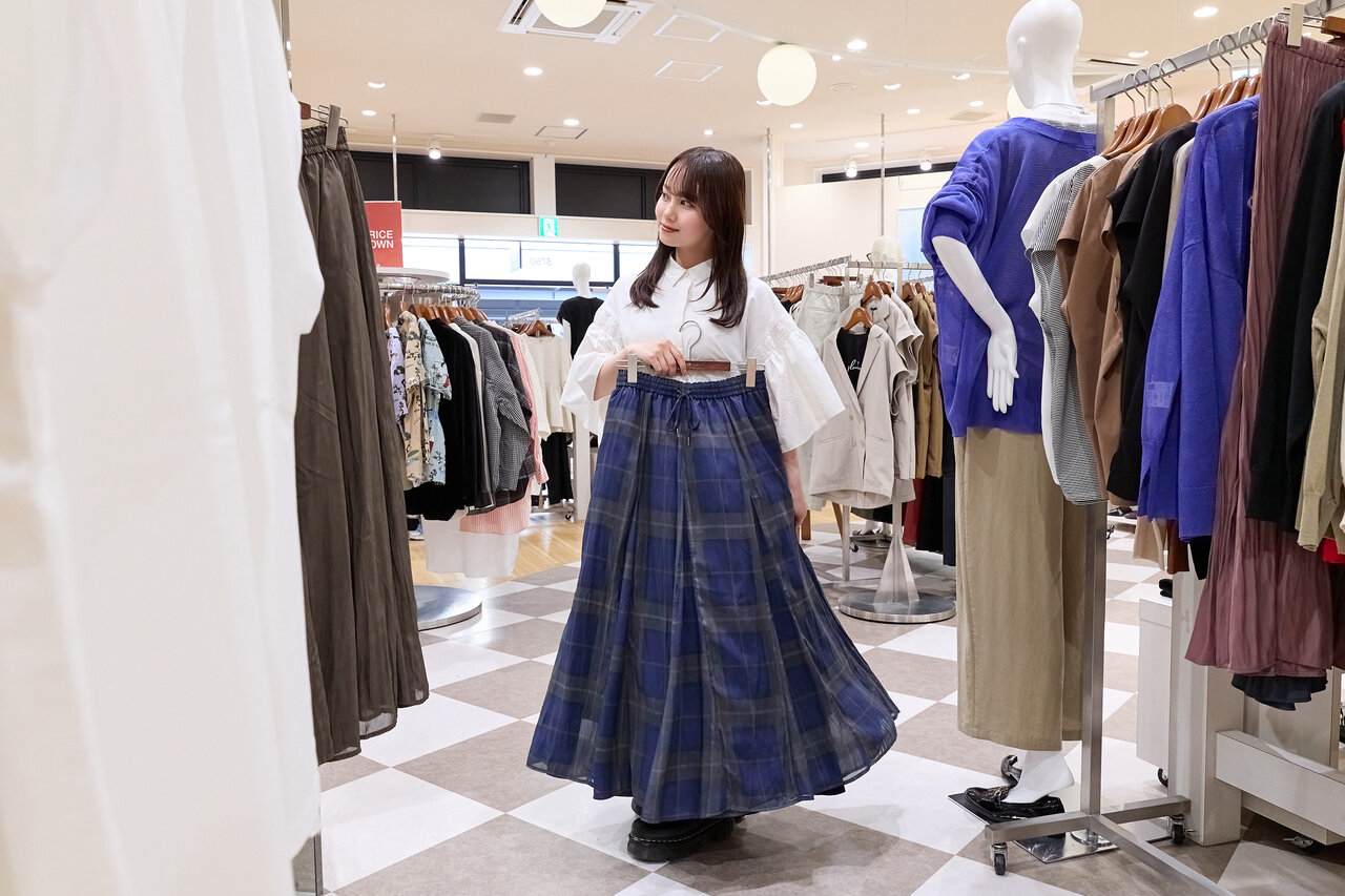 スカートを持った女性