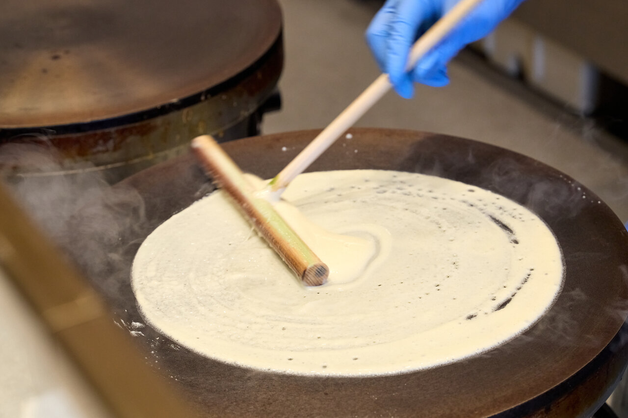 クレープが焼かれる様子