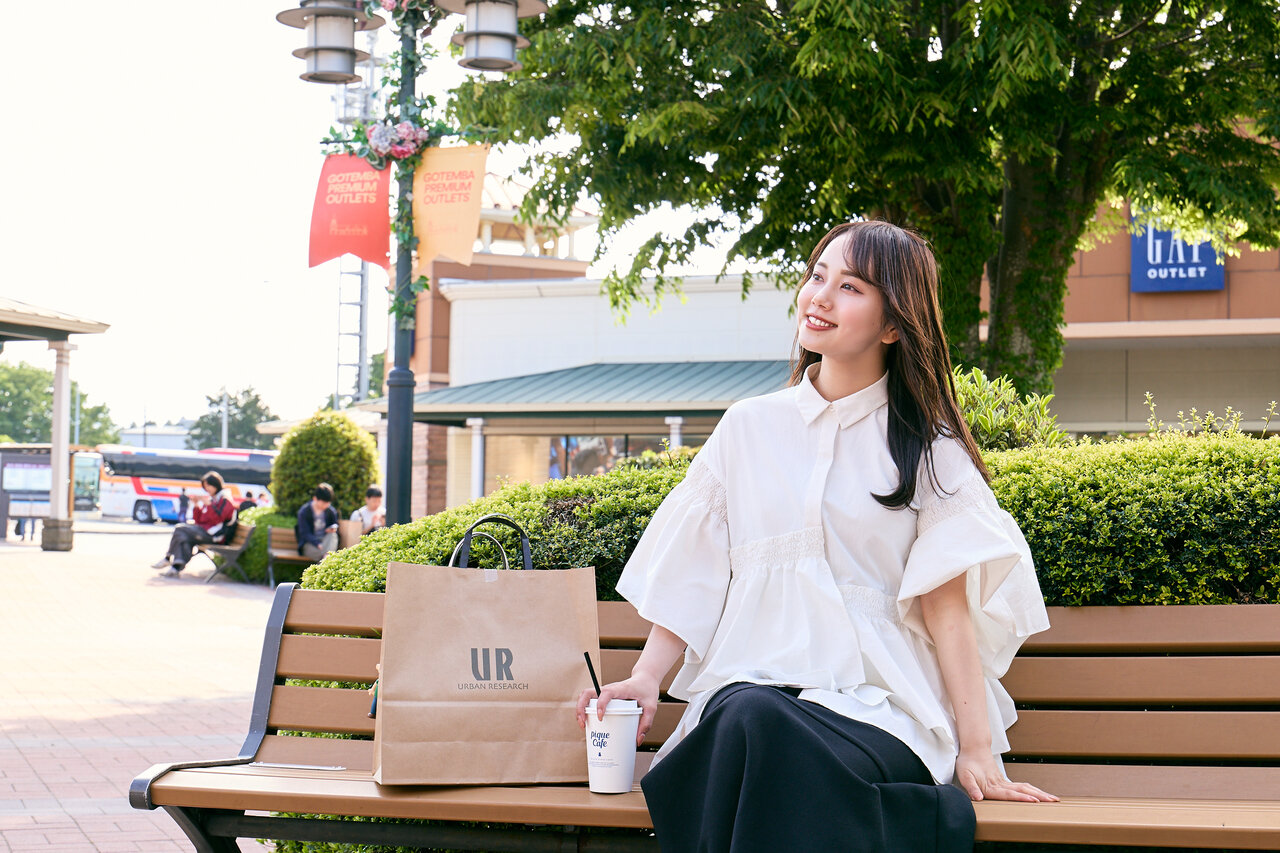 ベンチで休憩する女性