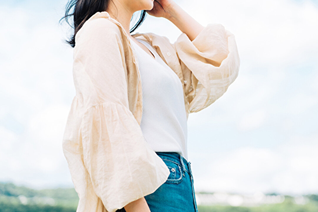 ノースリーブをインナーに着た女性