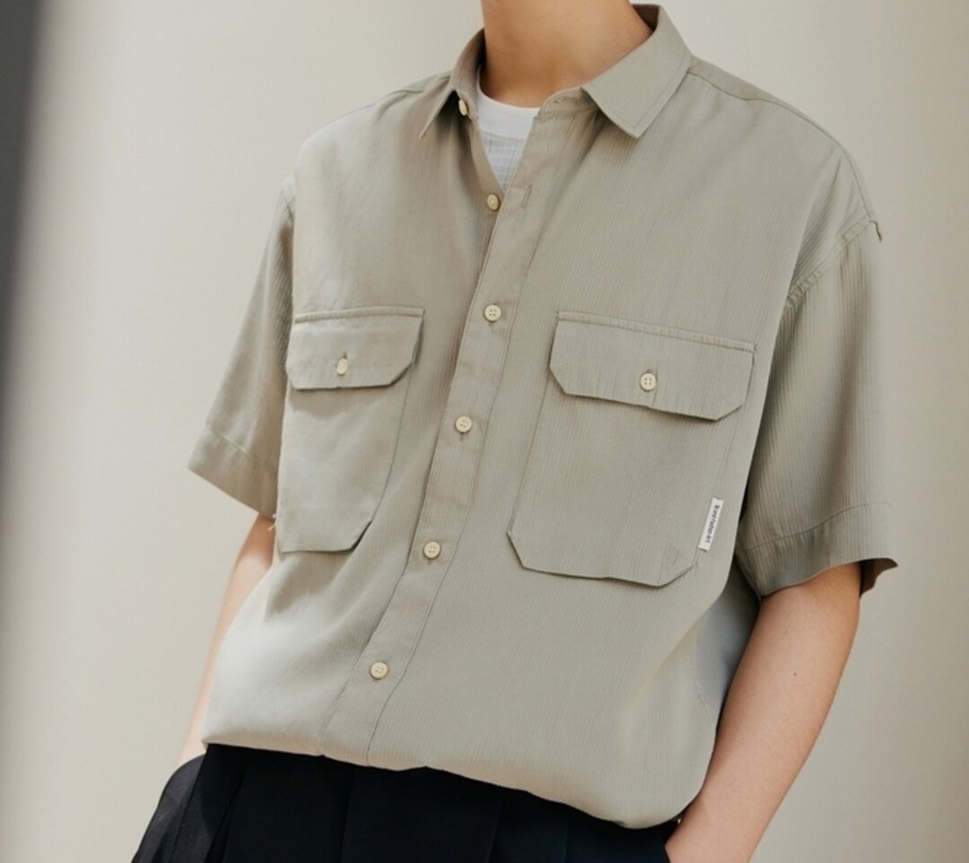 グレーのシャツを着た男性